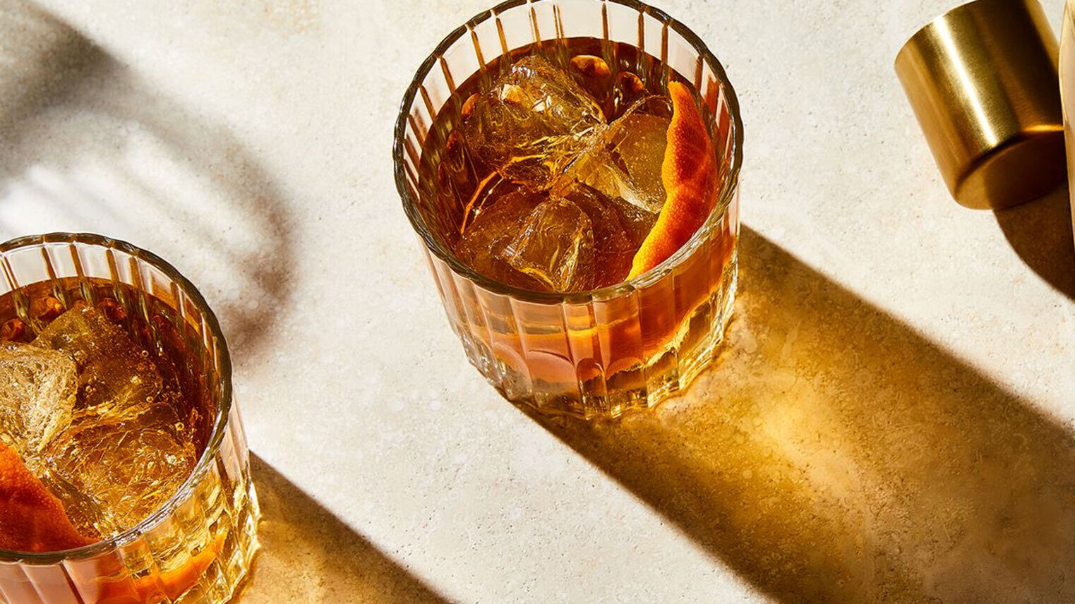 Nếu giữ nguyên Amaretto và thay thế Whisky bằng Vodka, bạn sẽ có ngay một ly Cocktail Godmother thanh nhẹ và ngọt ngào